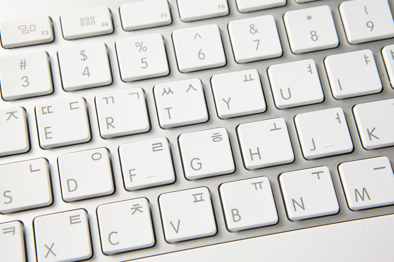 Rzeczywista klawiatura laptopa z alfabetem łacińskim i koreańskim