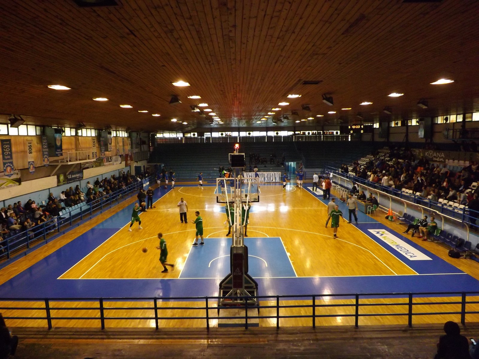 Wnętrze hali Ivanofeio w Salonikach podczas wydarzenia sportowego w 2016 roku