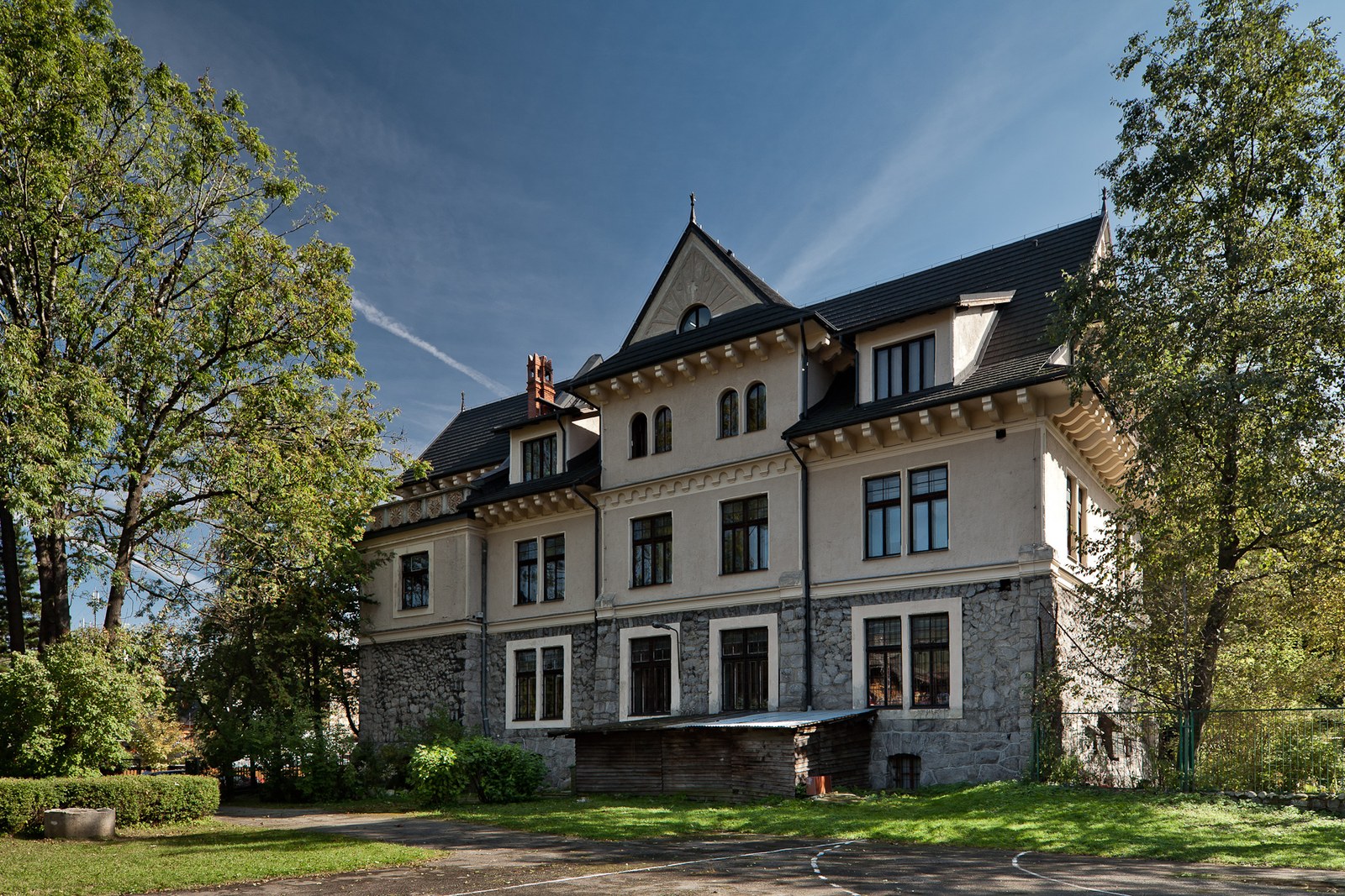Gmach Muzeum Tatrzańskiego w Zakopanem w otoczeniu drzew