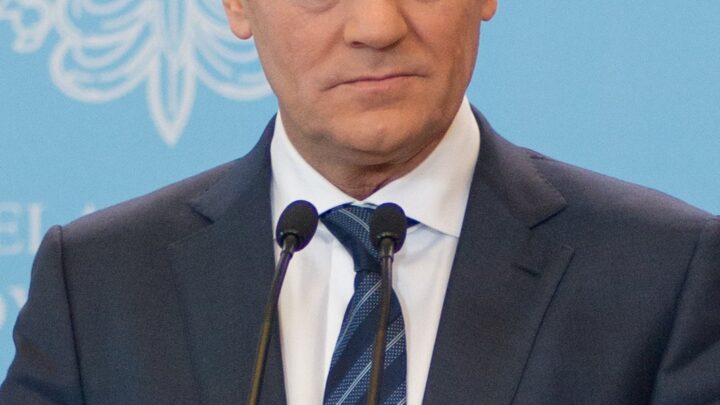 Donald Tusk przy mikrofonach w Kancelarii Prezesa Rady Ministrów, zdjęcie z 2014 roku