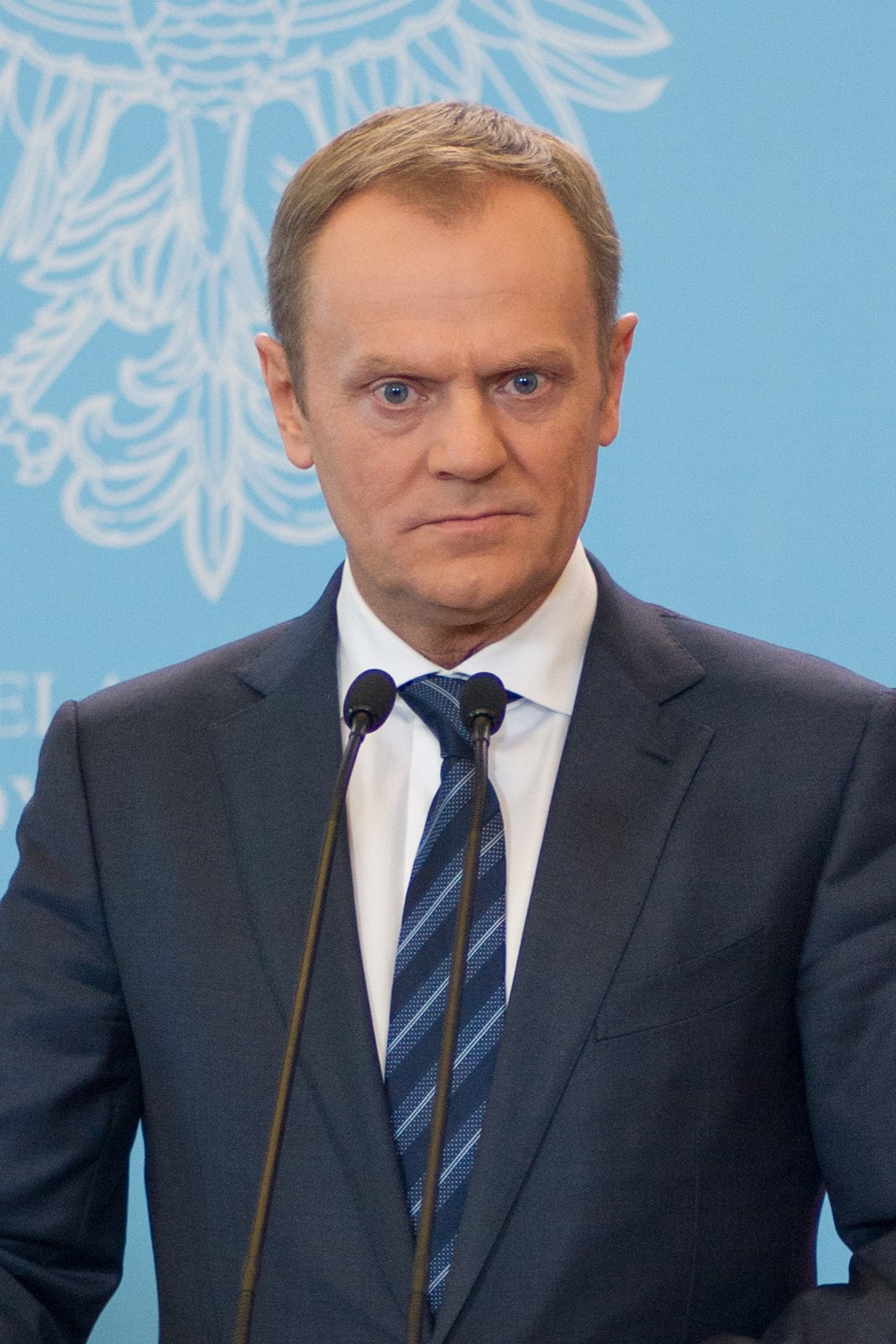 Donald Tusk przy mikrofonach w Kancelarii Prezesa Rady Ministrów, zdjęcie z 2014 roku