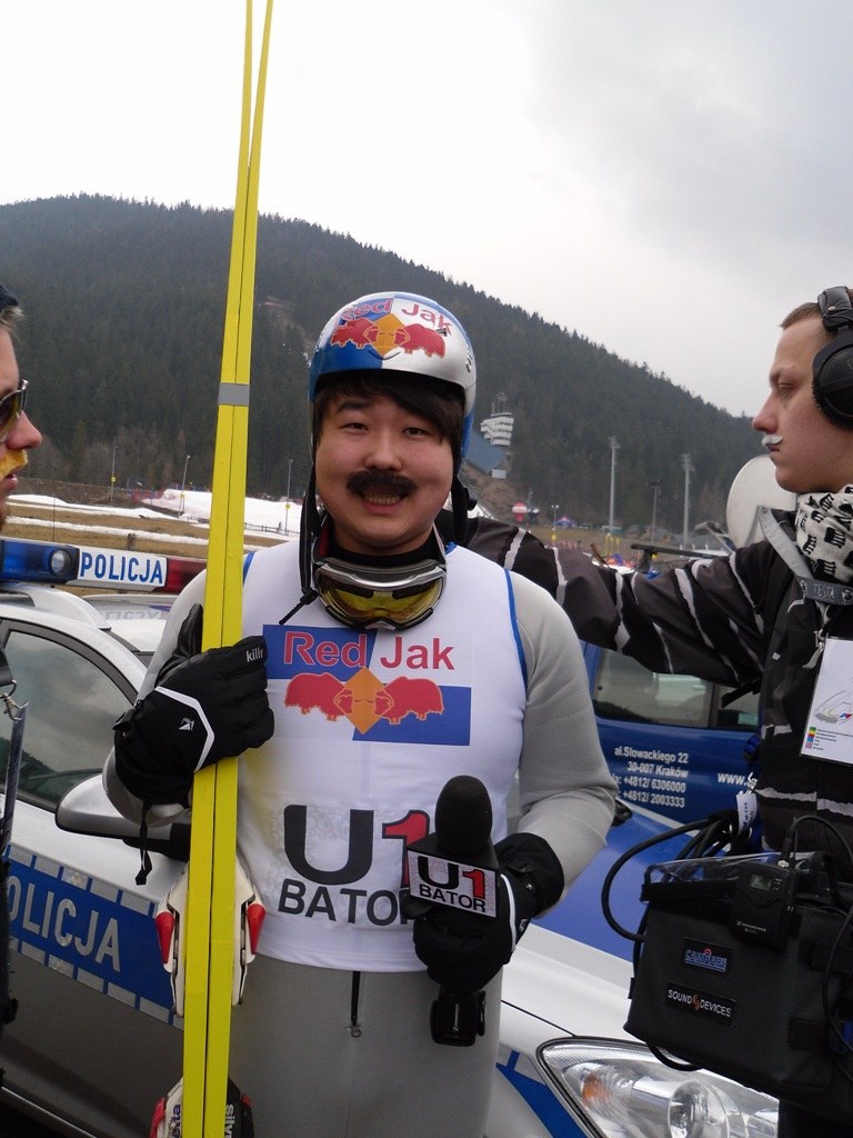 Bilguun Ariunbaatar jako reporter U1 BATOR podczas benefisu Adama Małysza w 2011 roku