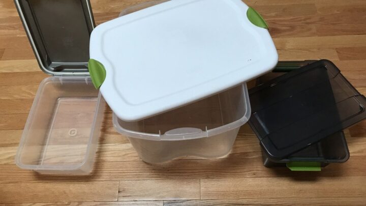 Różne plastikowe pojemniki i pokrywy na drewnianej powierzchni