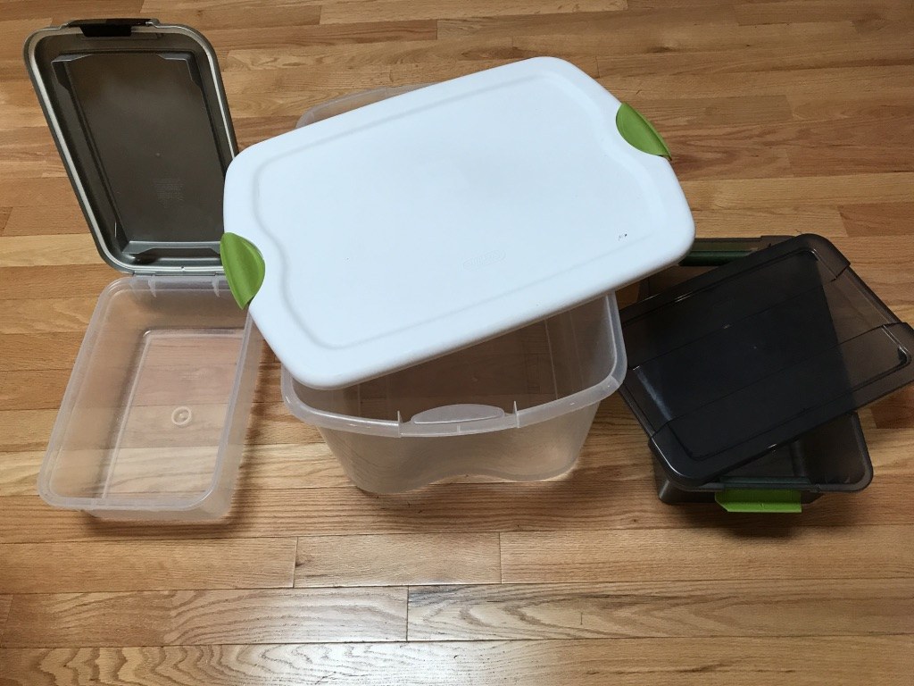 Różne plastikowe pojemniki i pokrywy na drewnianej powierzchni