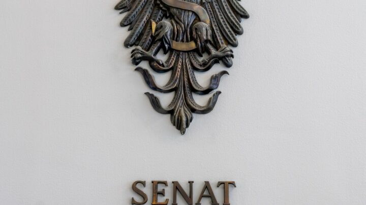 Godło i napis Senat Rzeczypospolitej Polskiej na ścianie