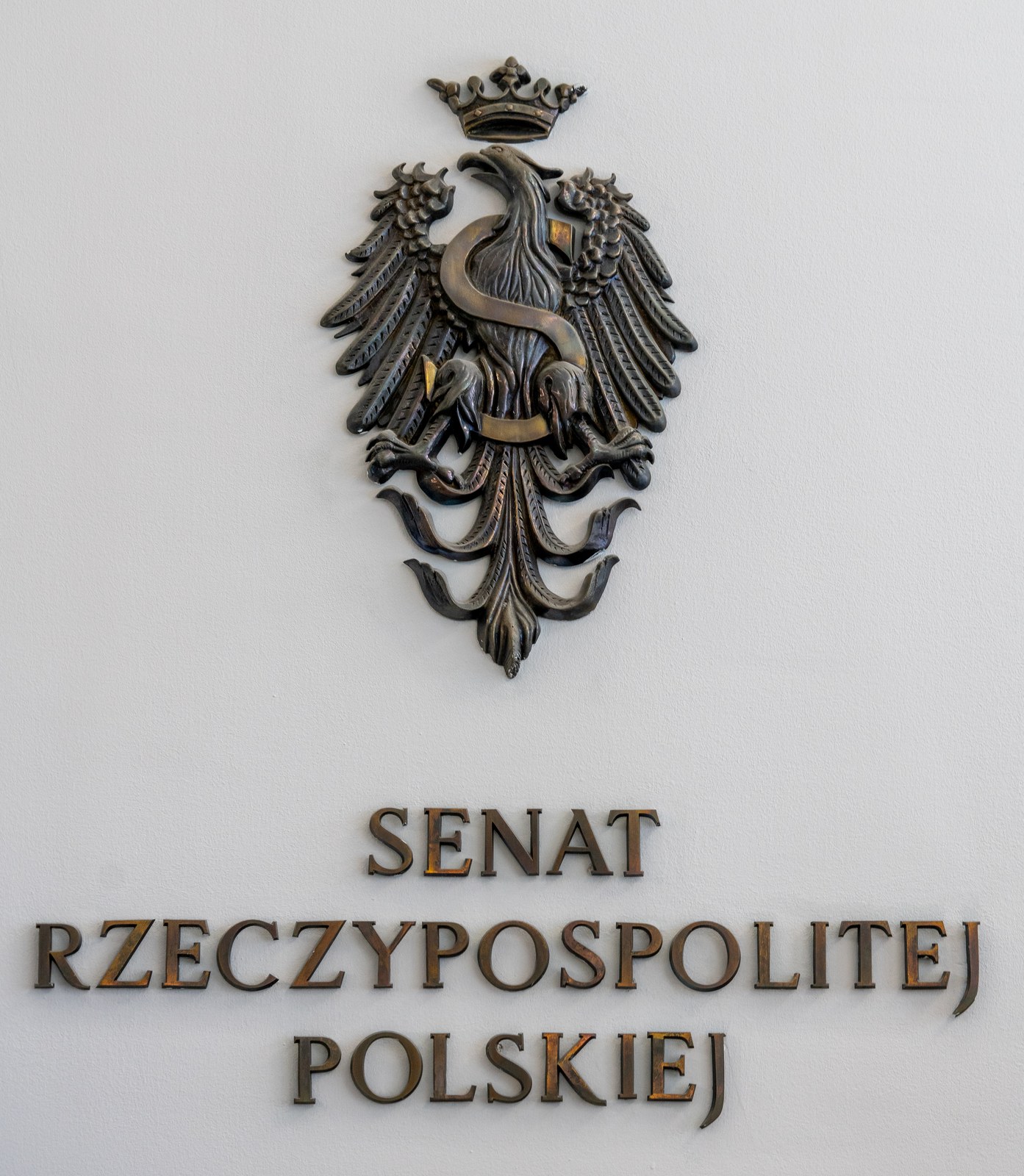 Godło i napis Senat Rzeczypospolitej Polskiej na ścianie