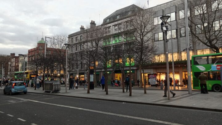 Ulica w Dublinie z zabudową i autobusami miejskimi