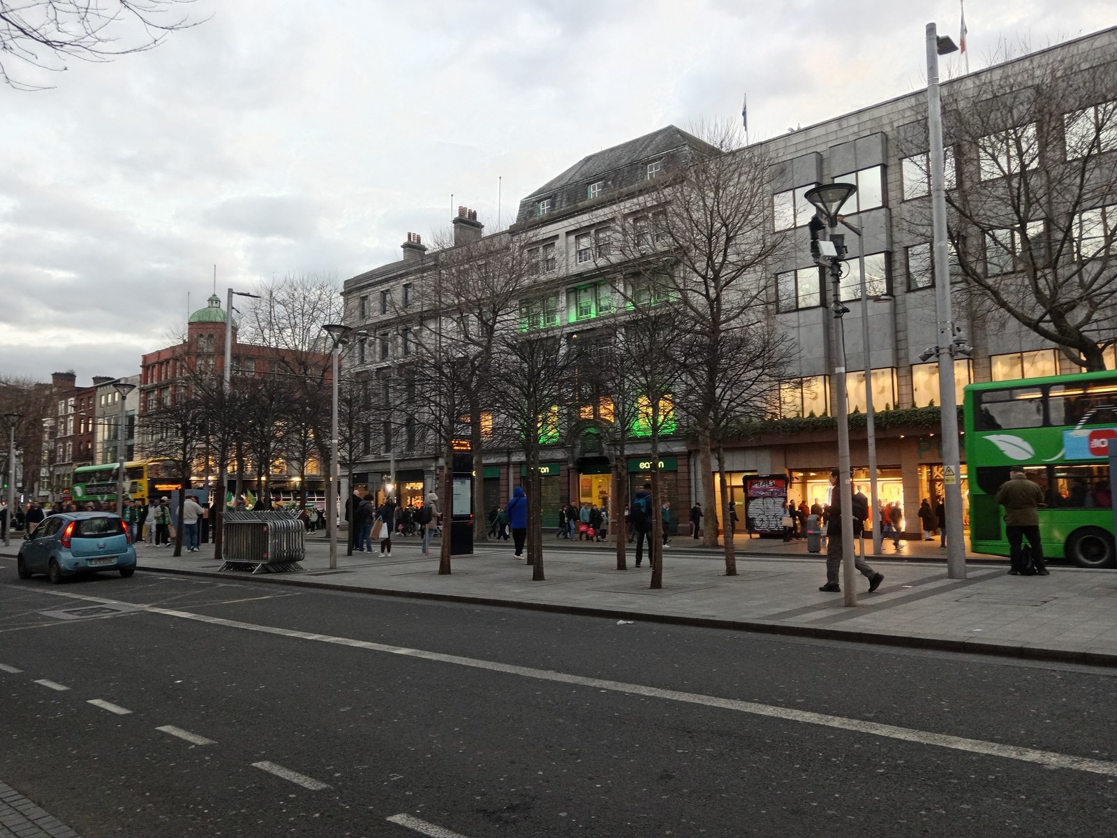 Ulica w Dublinie z zabudową i autobusami miejskimi