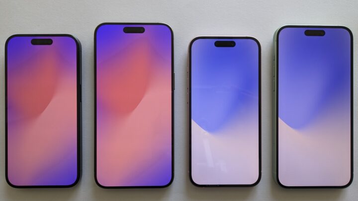 Cztery iPhone'y ułożone obok siebie z kolorowymi ekranami