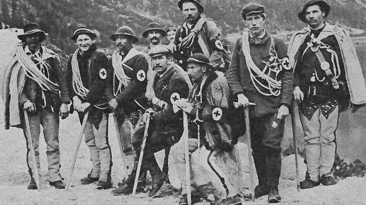 Archiwalna fotografia ratowników w Tatrach z 1909 roku; Mariusz Zaruski jest oznaczony krzyżykiem.