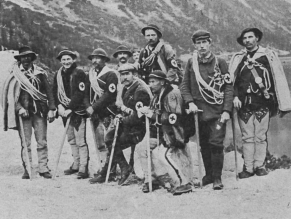 Archiwalna fotografia ratowników w Tatrach z 1909 roku; Mariusz Zaruski jest oznaczony krzyżykiem.