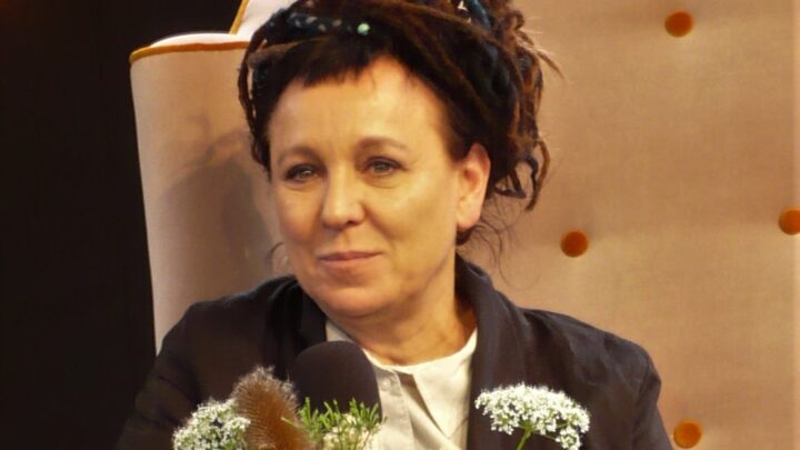 Olga Tokarczuk z mikrofonem podczas festiwalu literackiego w 2022 roku