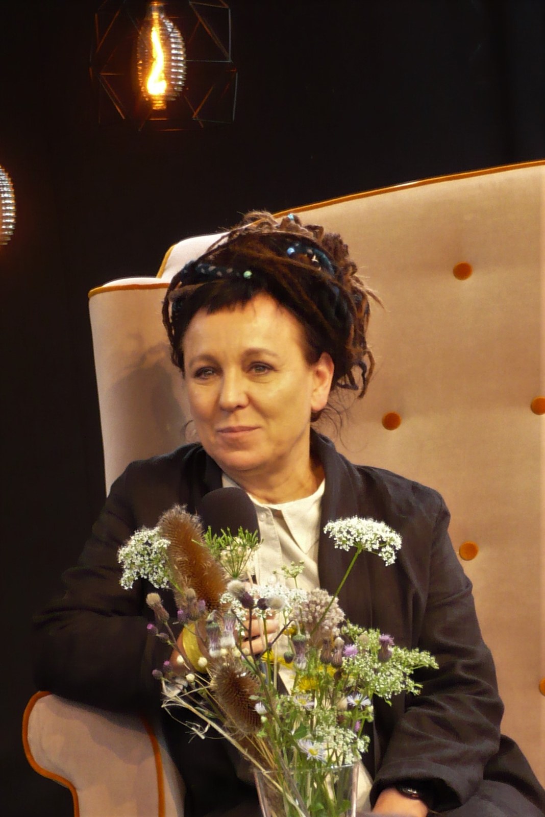 Olga Tokarczuk z mikrofonem podczas festiwalu literackiego w 2022 roku