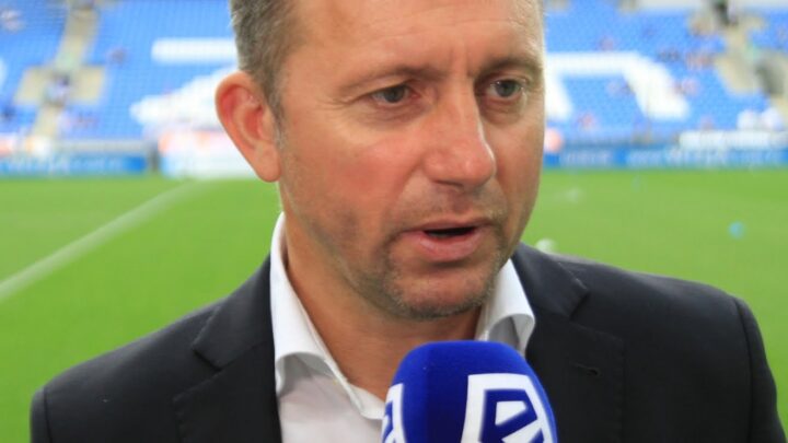 Jerzy Brzęczek podczas rozmowy przy boisku w 2015 roku