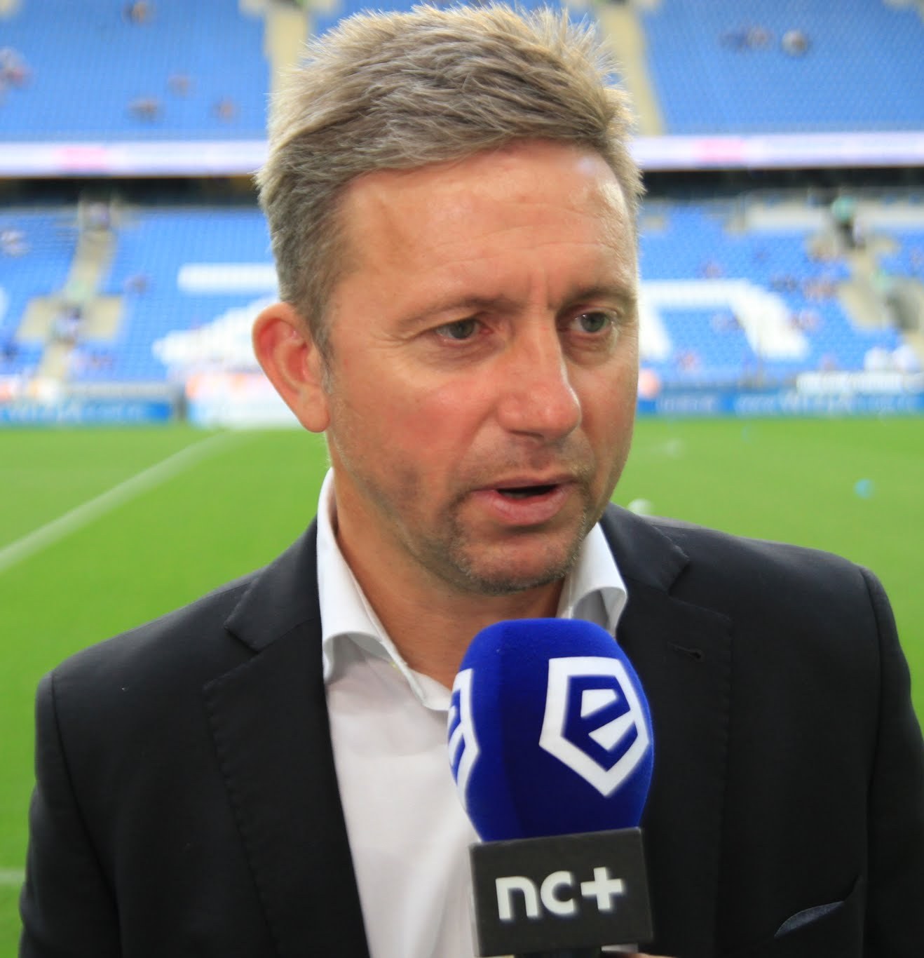 Jerzy Brzęczek podczas rozmowy przy boisku w 2015 roku