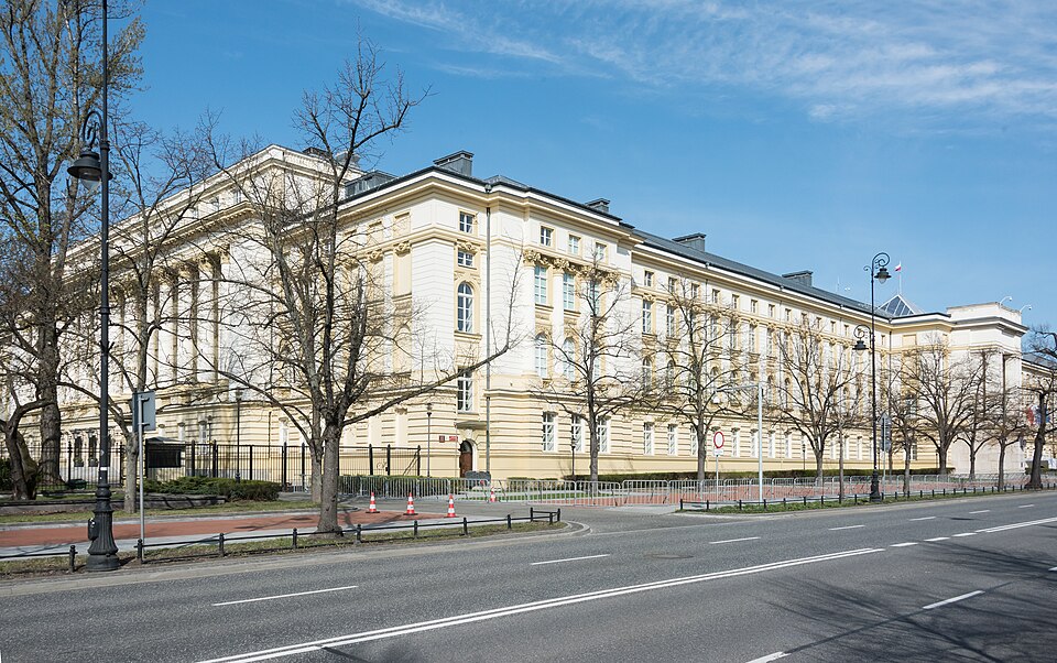 Archiwalne zdjęcie gmachu Kancelarii Prezesa Rady Ministrów w Warszawie.