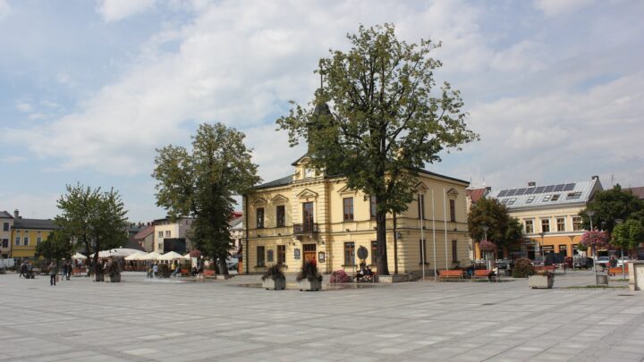 Historyczny ratusz na rynku w Nowym Targu, sfotografowany w 2015 roku