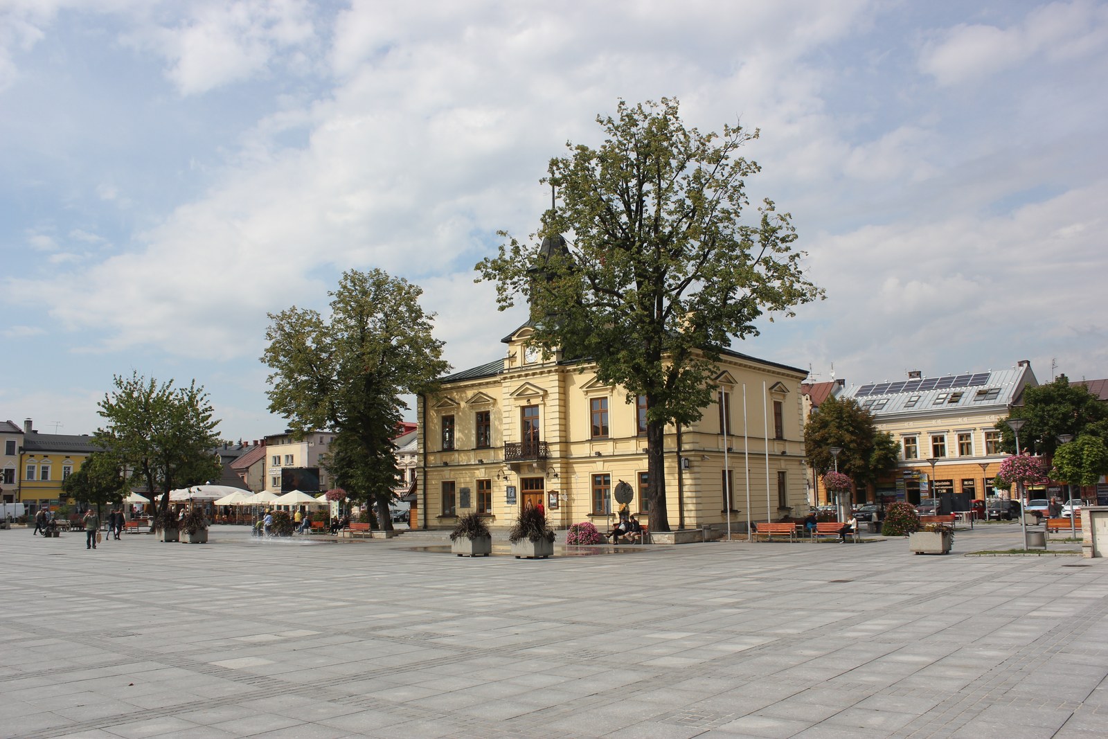 Historyczny ratusz na rynku w Nowym Targu, sfotografowany w 2015 roku