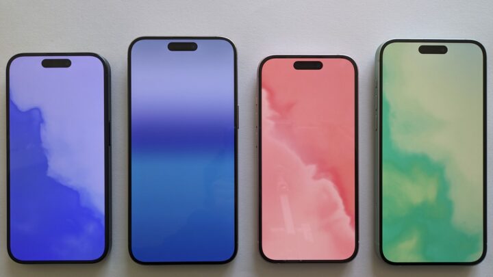 Cztery iPhone’y z ekranami przedstawiającymi kolorowe gradienty
