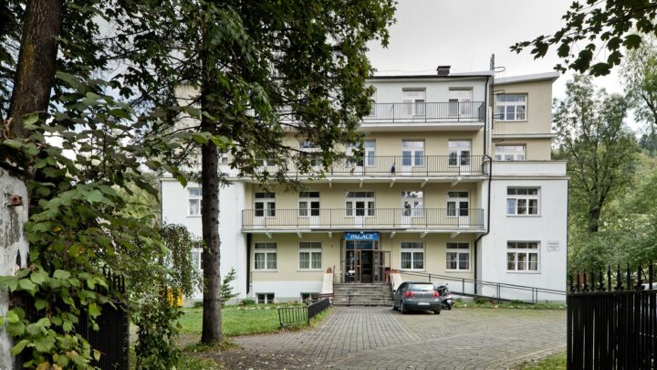 Budynek Palace przy ulicy Chałubińskiego w Zakopanem na archiwalnym zdjęciu z 2011 roku