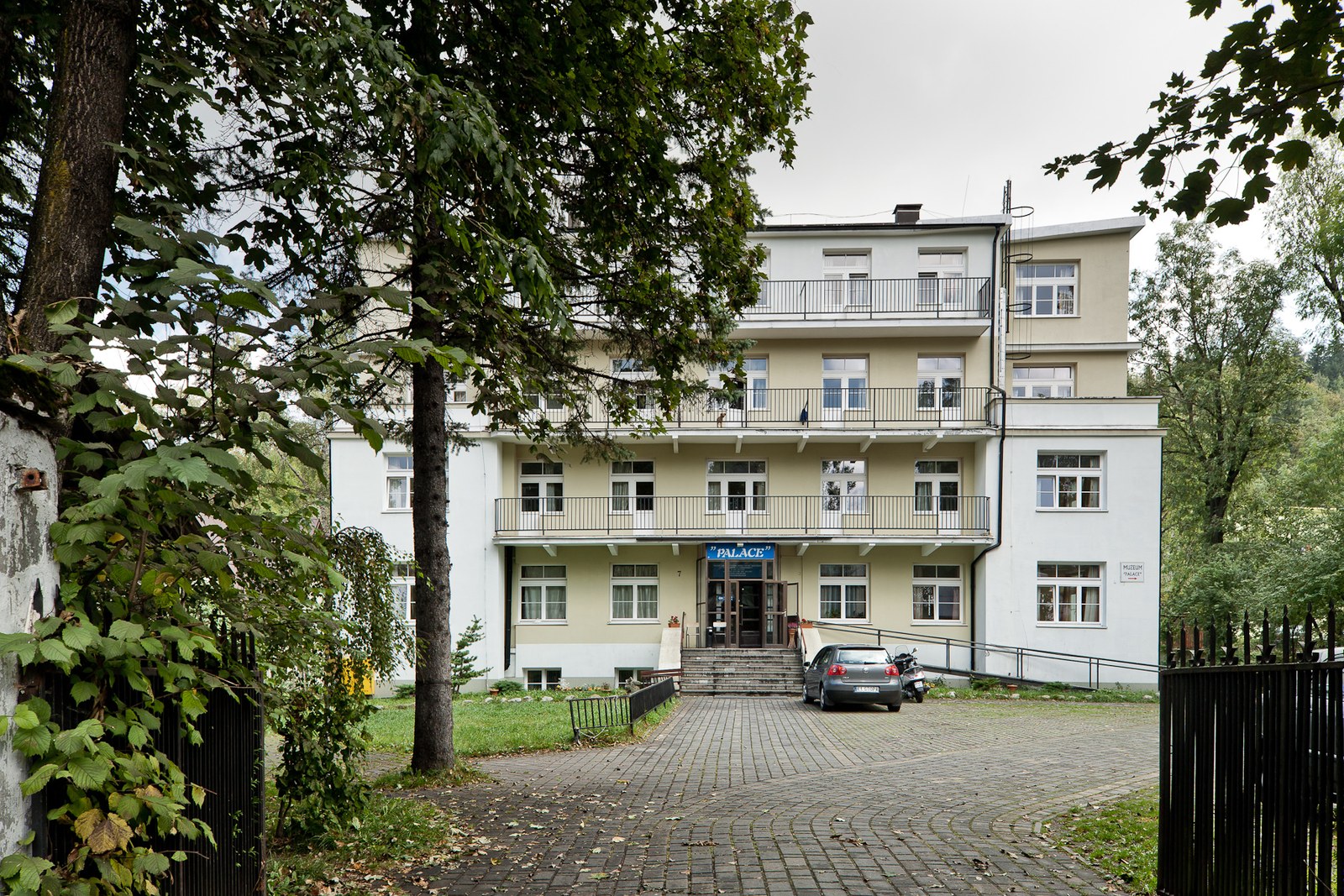 Budynek Palace przy ulicy Chałubińskiego w Zakopanem na archiwalnym zdjęciu z 2011 roku