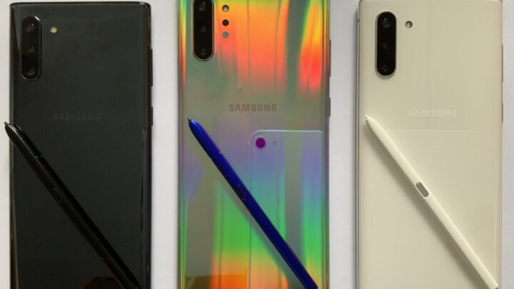 Tylne obudowy trzech telefonów Samsung Galaxy Note10 z rysikami, fotografia z 2019 roku
