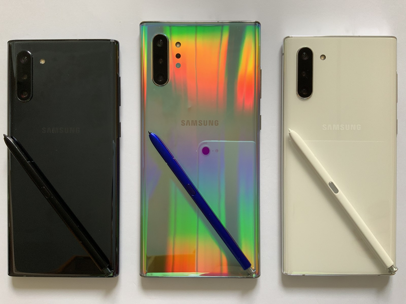 Tylne obudowy trzech telefonów Samsung Galaxy Note10 z rysikami, fotografia z 2019 roku
