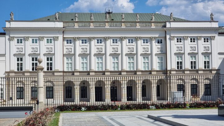 Fasada Pałacu Prezydenckiego w Warszawie na fotografii z sierpnia 2024 roku