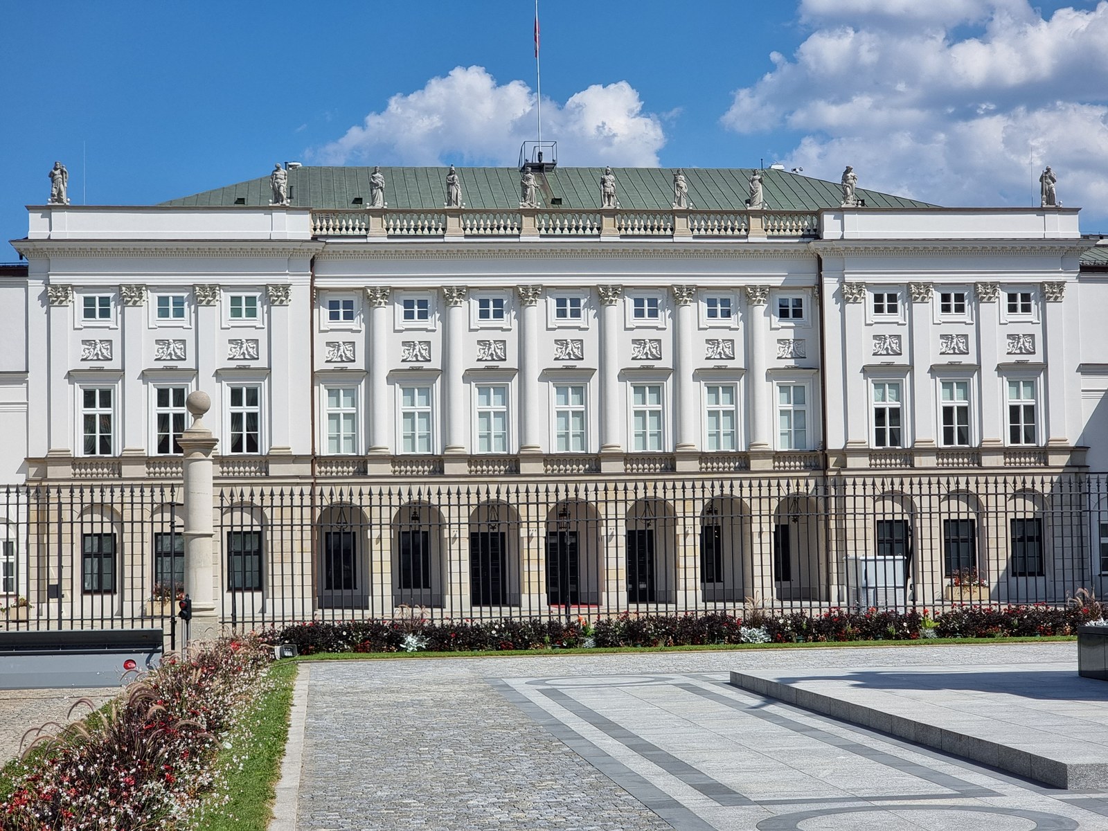 Fasada Pałacu Prezydenckiego w Warszawie na fotografii z sierpnia 2024 roku