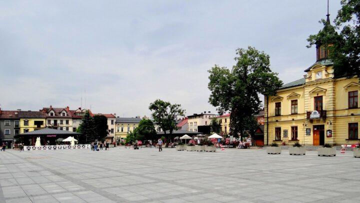 Rynek w Nowym Targu i budynek ratusza