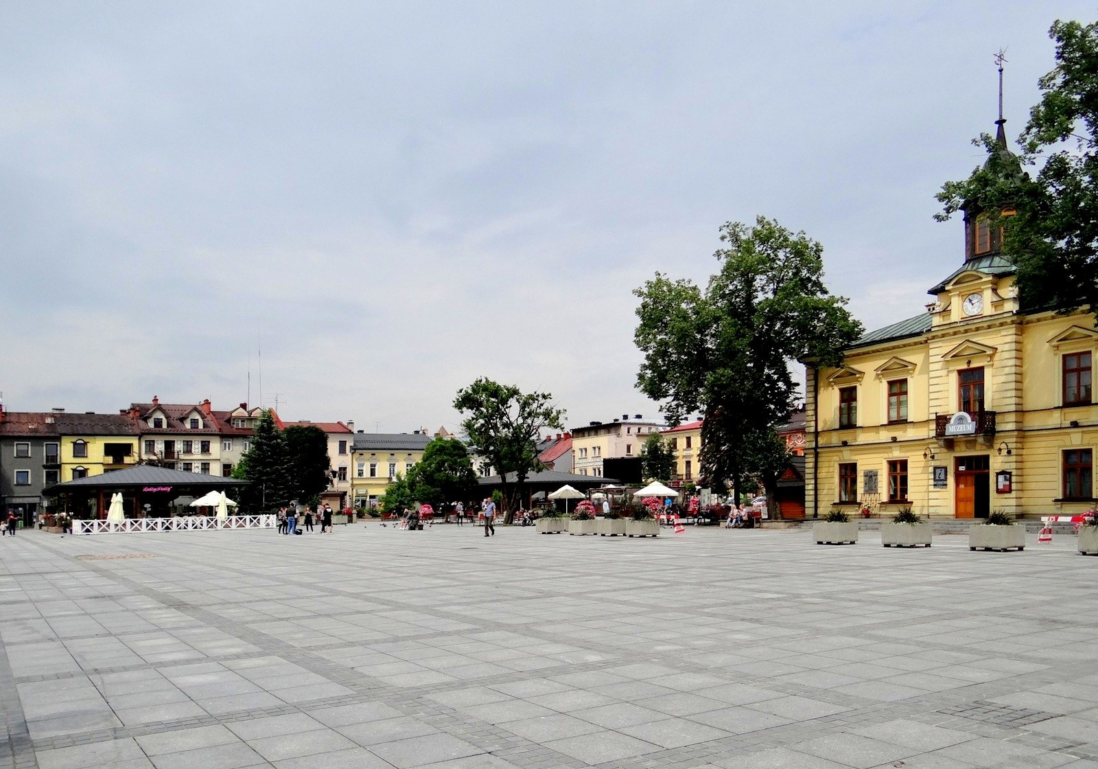 Rynek w Nowym Targu i budynek ratusza