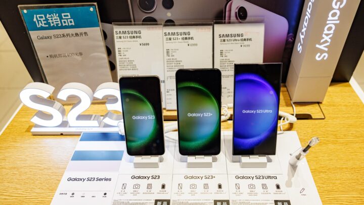 Trzy smartfony Samsung Galaxy S23 na ekspozycji