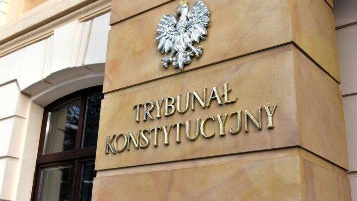 Napis Trybunał Konstytucyjny przy wejściu do budynku