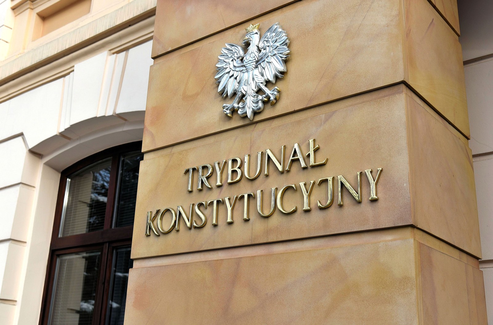 Napis Trybunał Konstytucyjny przy wejściu do budynku
