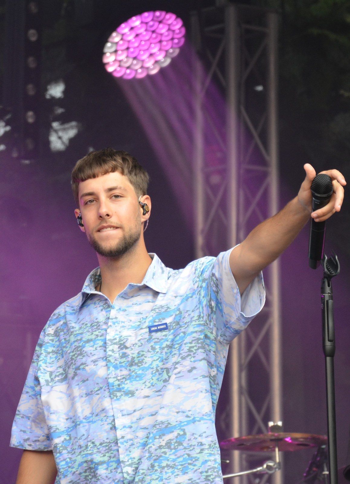 Michał Szczygieł na scenie z mikrofonem