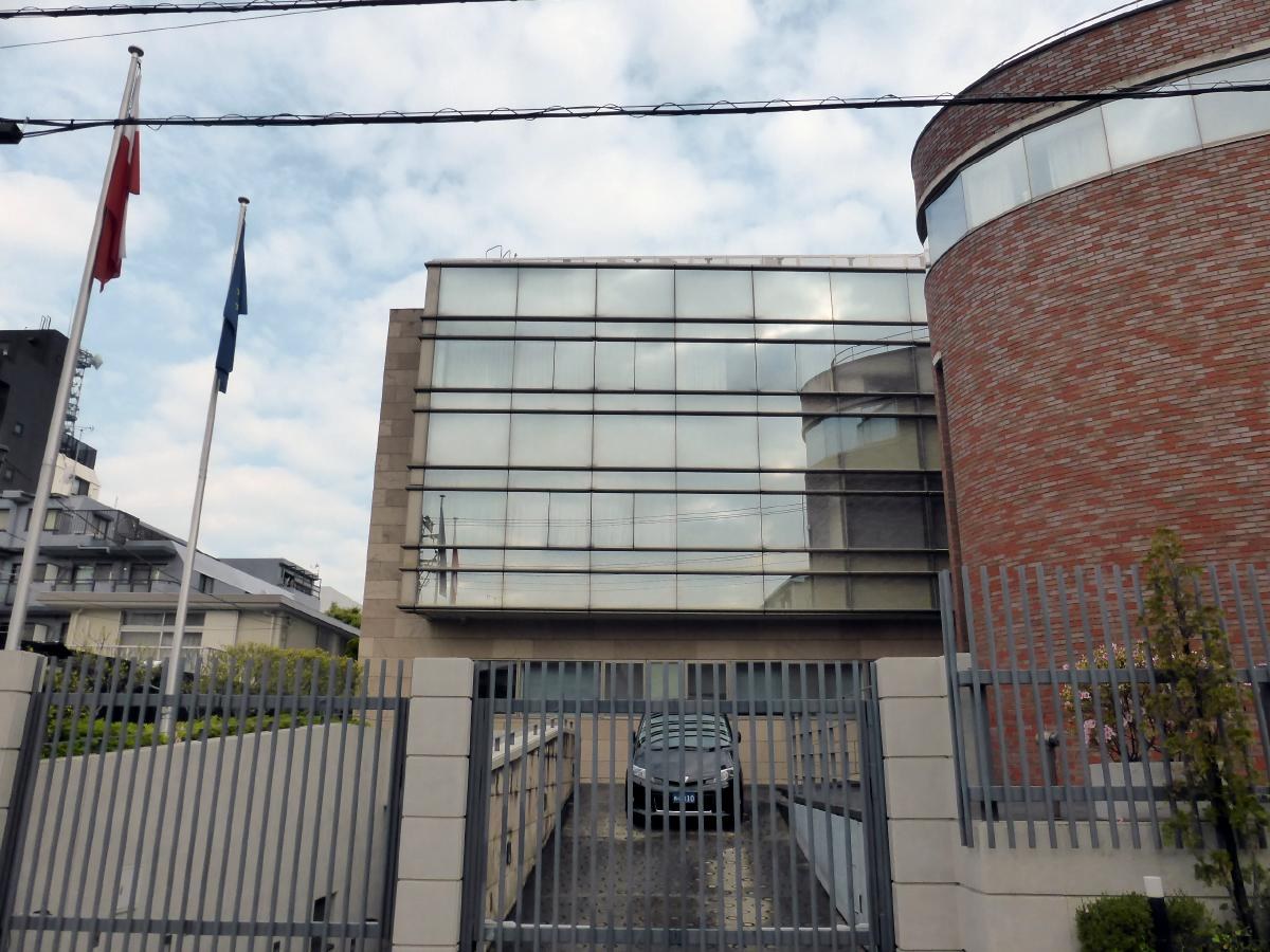 Flagi Polski i Unii Europejskiej przed budynkiem Ambasady RP w Tokio