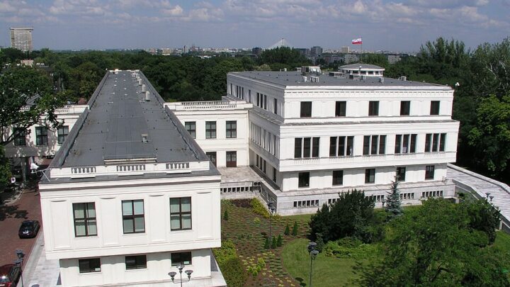 Archiwalna fotografia budynku Senatu Rzeczypospolitej Polskiej.
