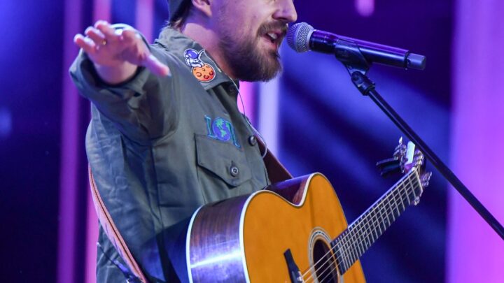 Paweł Domagała z gitarą podczas Polsat Superhit Festival w 2023 roku