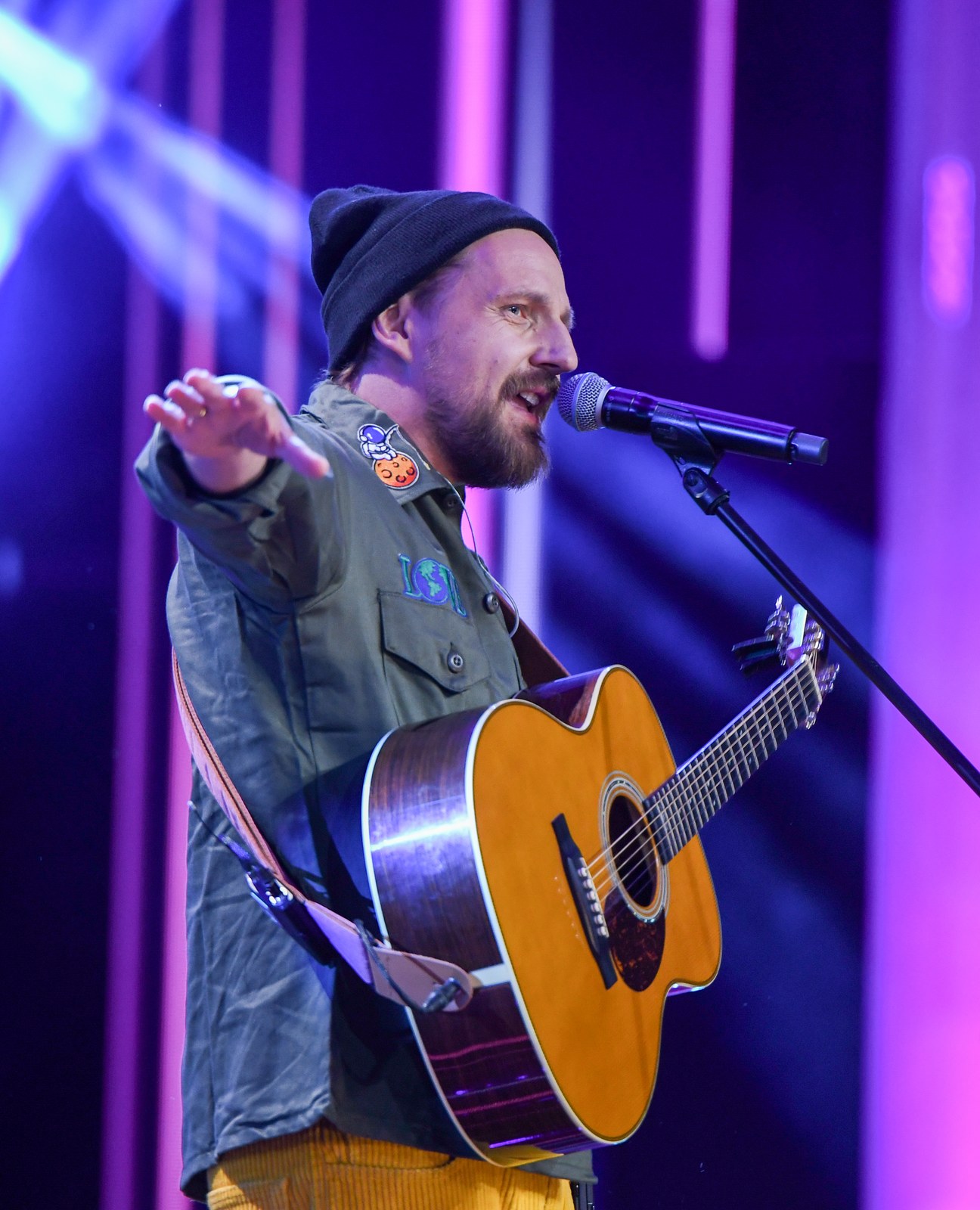 Paweł Domagała z gitarą podczas Polsat Superhit Festival w 2023 roku
