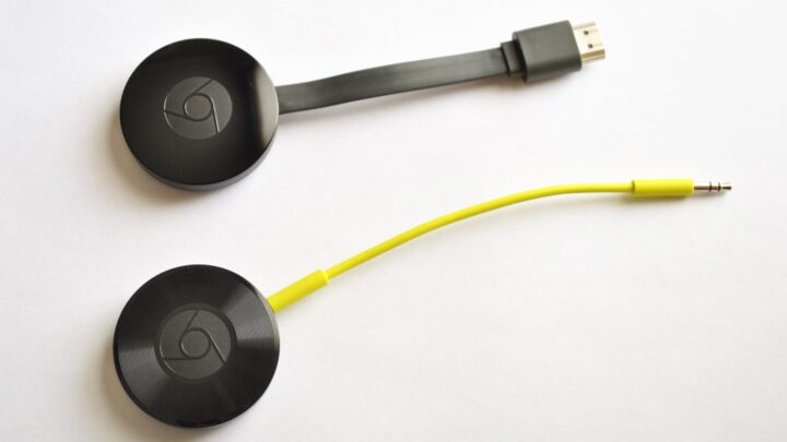 Chromecast drugiej generacji z przewodem HDMI u góry oraz Chromecast Audio z żółtym przewodem u dołu.