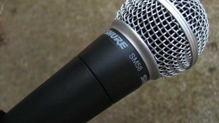 Zbliżenie rzeczywistego mikrofonu Shure SM58.
